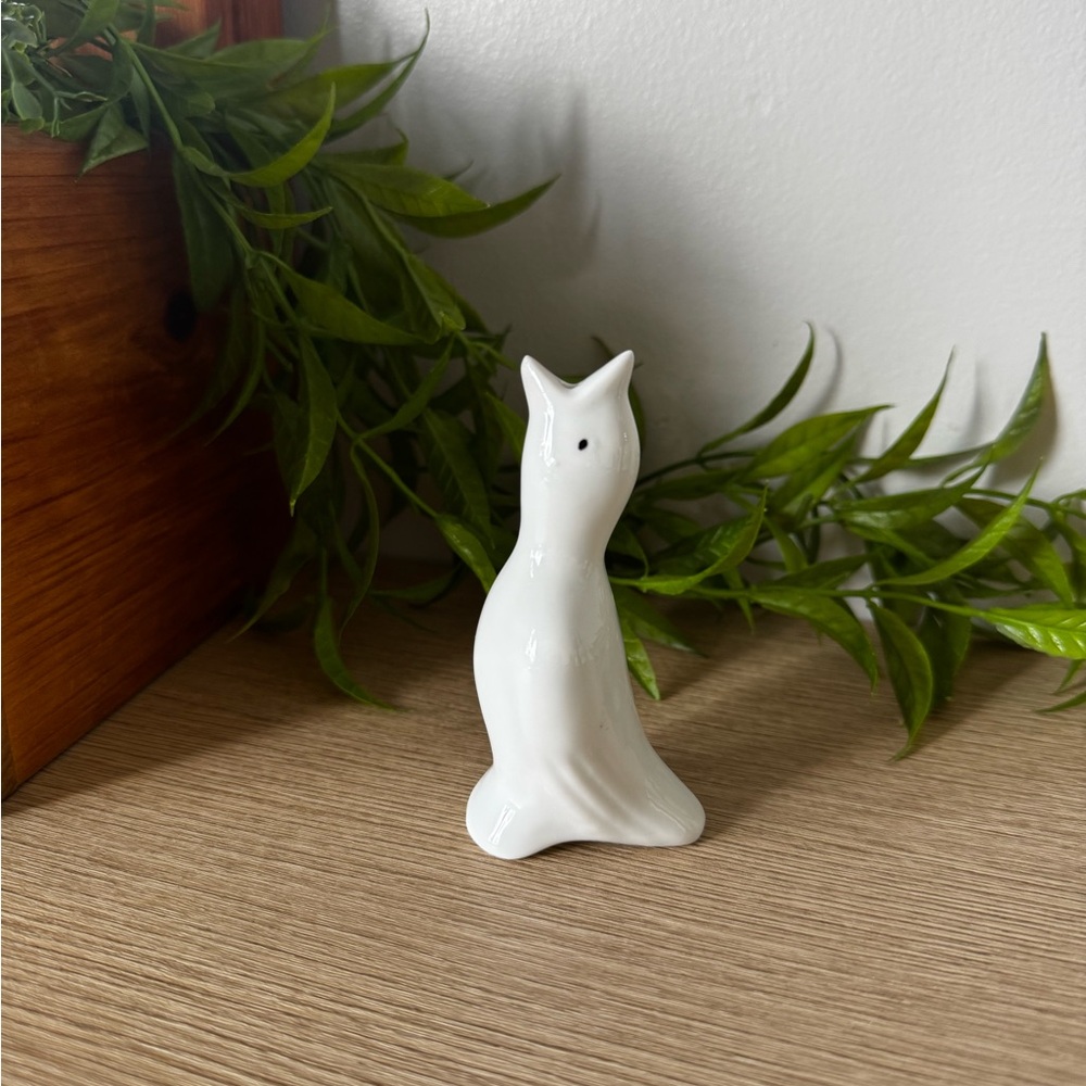 Elegant White Pie Bird